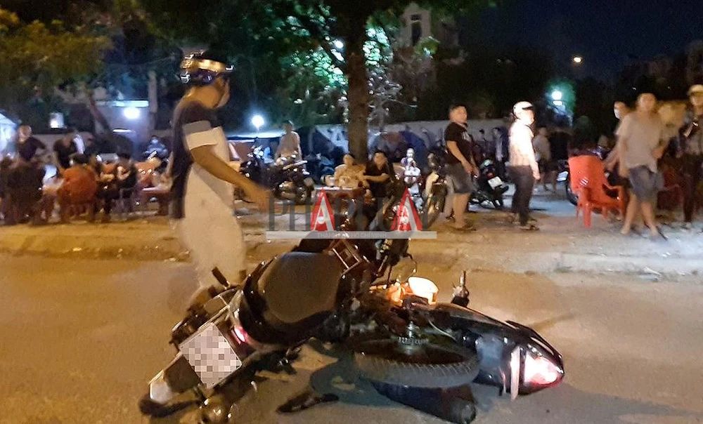 Một số thanh niên va xe vào nhau rồi bỏ lại xe, chạy vào bụi rậm gần đó để trốn. Ảnh: NGUYỄN YÊN