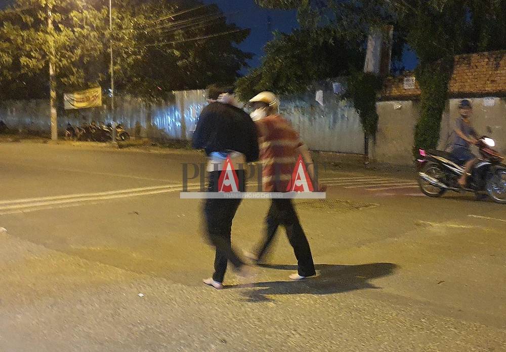 Một "quái xế" bị cảnh sát bắt giữ. Ảnh: NGUYỄN YÊN