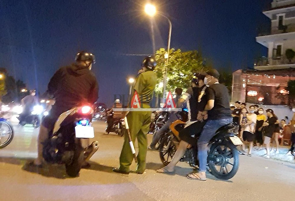 Cảnh sát đưa các "quái xế" về trụ sở. Ảnh: NGUYỄN YÊN