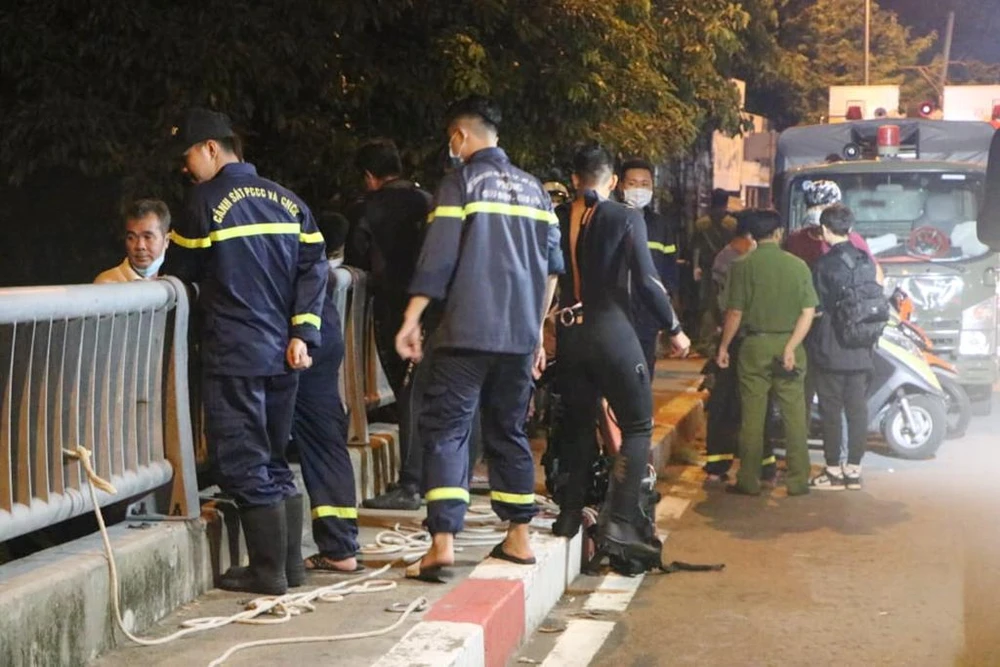 Cảnh sát triển khai tìm kiếm nam thanh niên. Ảnh: ĐC