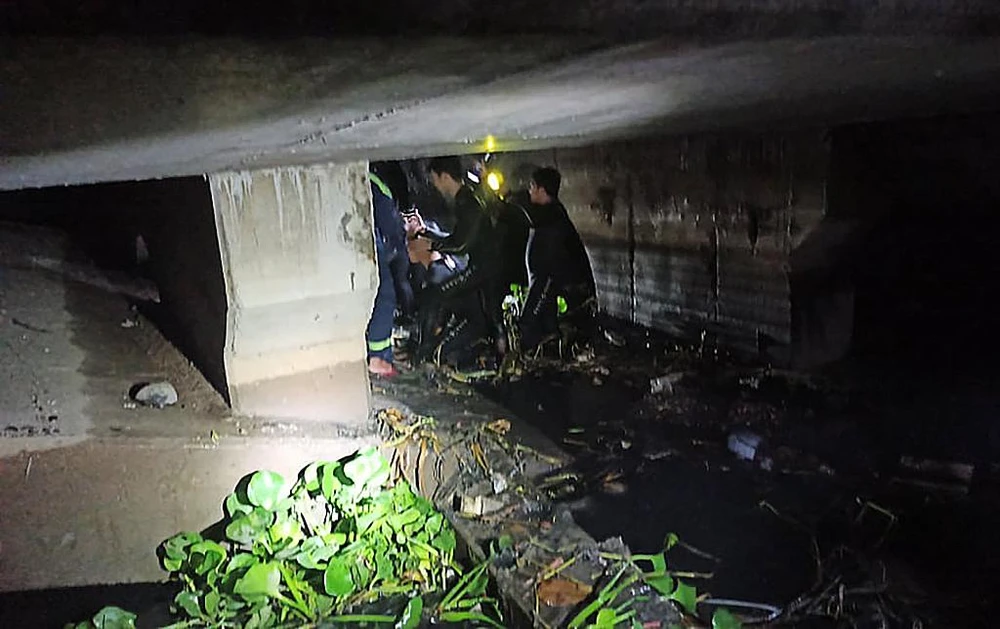 Lực lượng cứu hộ tìm thấy nam thanh niên. Ảnh: ĐC