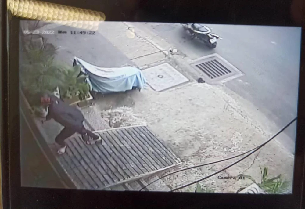 Hình ảnh Cường thời điểm chuẩn bị gây án được camera ghi lại. Ảnh: ĐC