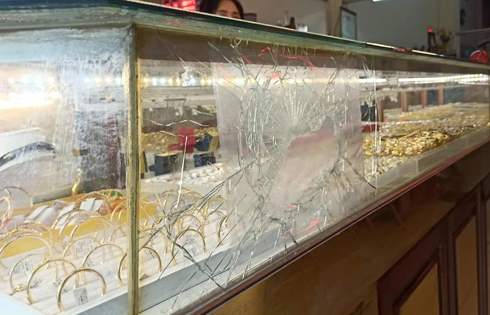 Cường dùng búa đập vỡ tủ kính trưng bày vàng rồi lấy đi hai vòng tay và tẩu thoát. Ảnh: ĐC