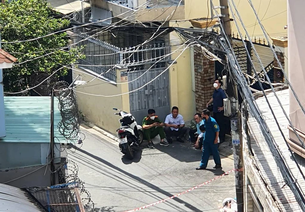 Công an phong tỏa khu vực để điều tra. Ảnh: NGUYỄN YÊN