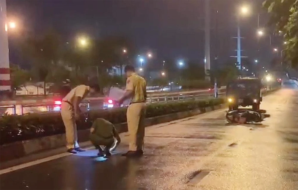 Lực lượng chức năng xử lý hiện trường tai nạn.