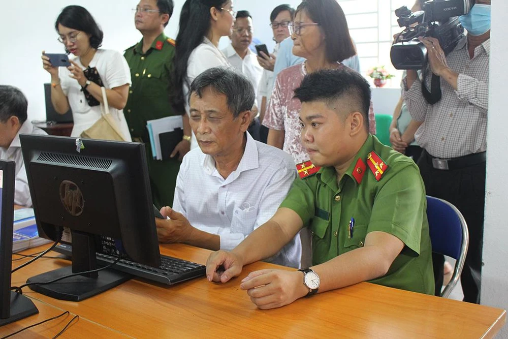 Tại mỗi điểm, người dân được cán bộ hỗ trợ hướng dẫn thực hiện các thủ tục hành chính trực tuyến. Ảnh: NGUYỄN YÊN