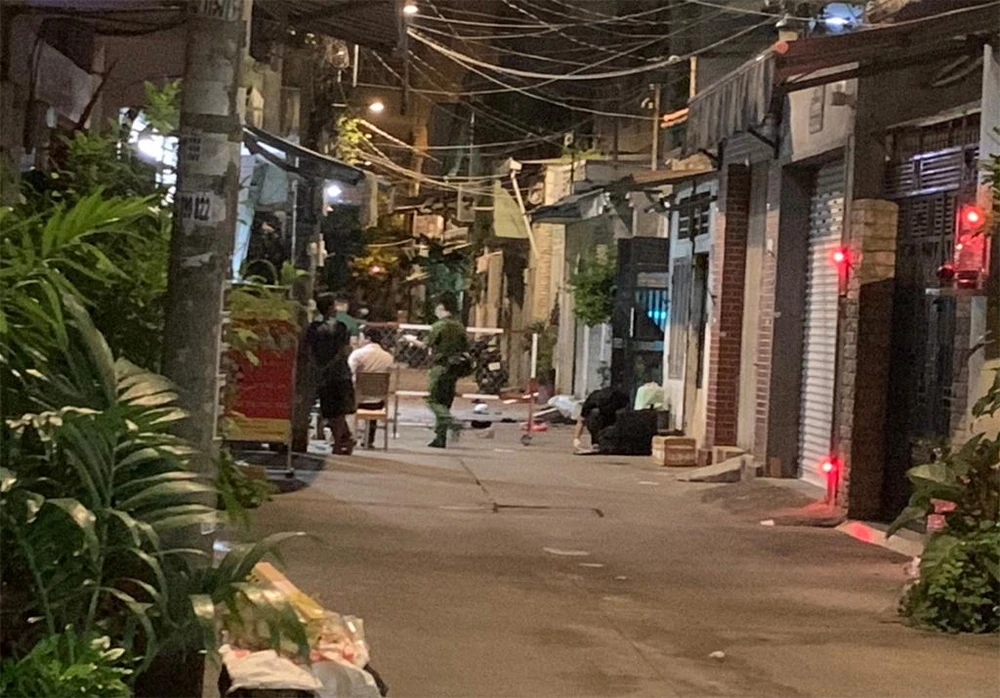 Công an phong tỏa hiện trường vụ án. Ảnh: HT