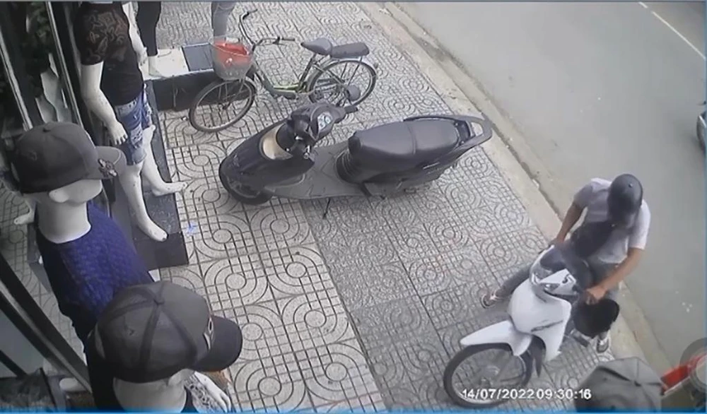 Thanh niên tiếp cận lấy trộm chiếc xe máy. Ảnh cắt từ clip.