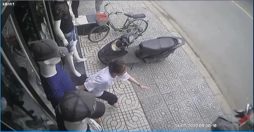 Nạn nhân chạy bộ đuổi theo nhưng không kịp. Ảnh cắt từ clip