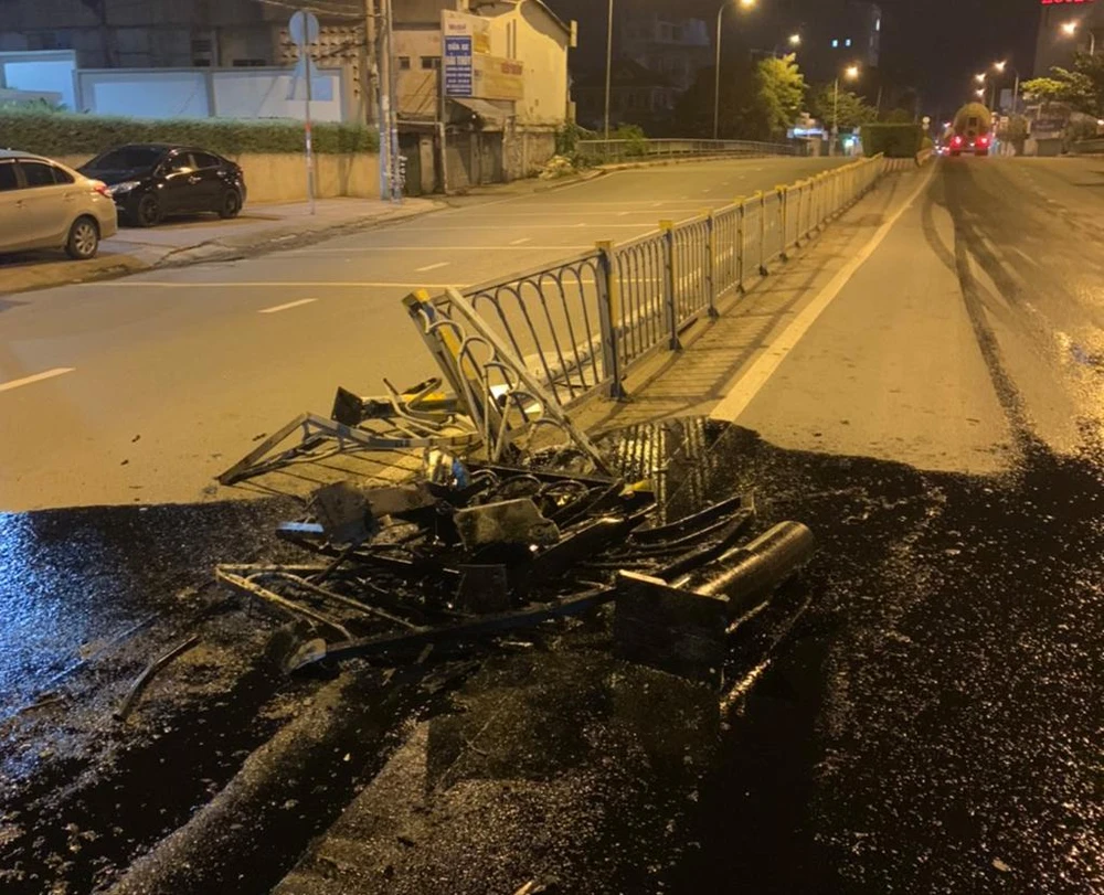 Dải phân cách thép giữa đường bị đâm gãy đổ, nhớt từ xe đầu kéo chảy tràn ra đường. Ảnh: ĐC