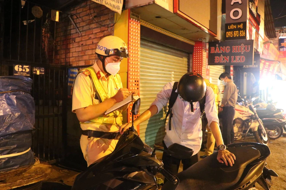 Anh L. đứng không vững khi làm việc với CSGT. Ảnh: NGUYỄN YÊN