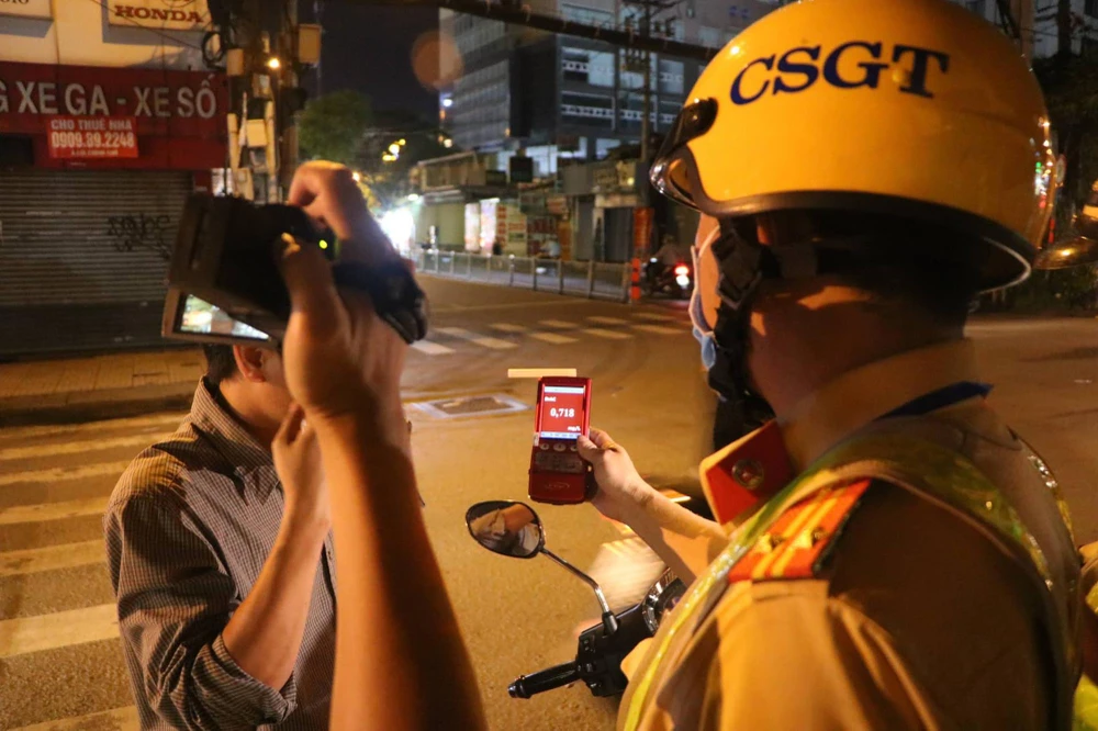 Anh T. có mức vi phạm nồng độ cồn là 0,718mg/ L khí thở. Ảnh: NGUYỄN YÊN