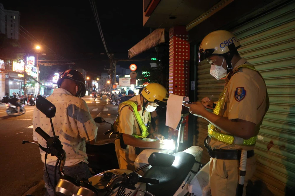 Nhiều trường hợp vi phạm nồng độ cồn bị phát hiện và xử lý trong buổi làm việc. Ảnh: NGUYỄN YÊN