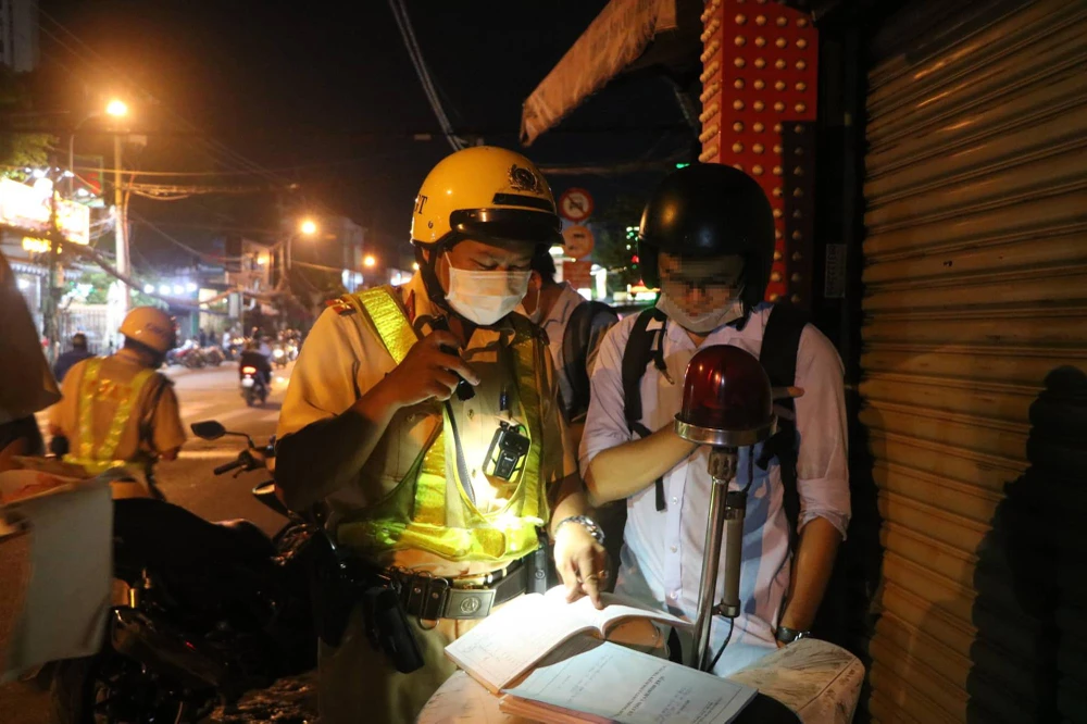 CSGT chỉ ra mức phạt đối với vi phạm của anh L. Ảnh: NGUYỄN YÊN