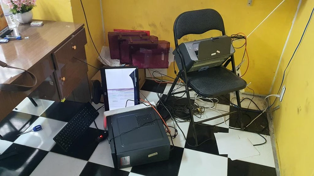 Nhiều máy móc thiết bị của văn phòng bị đập hư hỏng. Ảnh: NGUYỄN YÊN