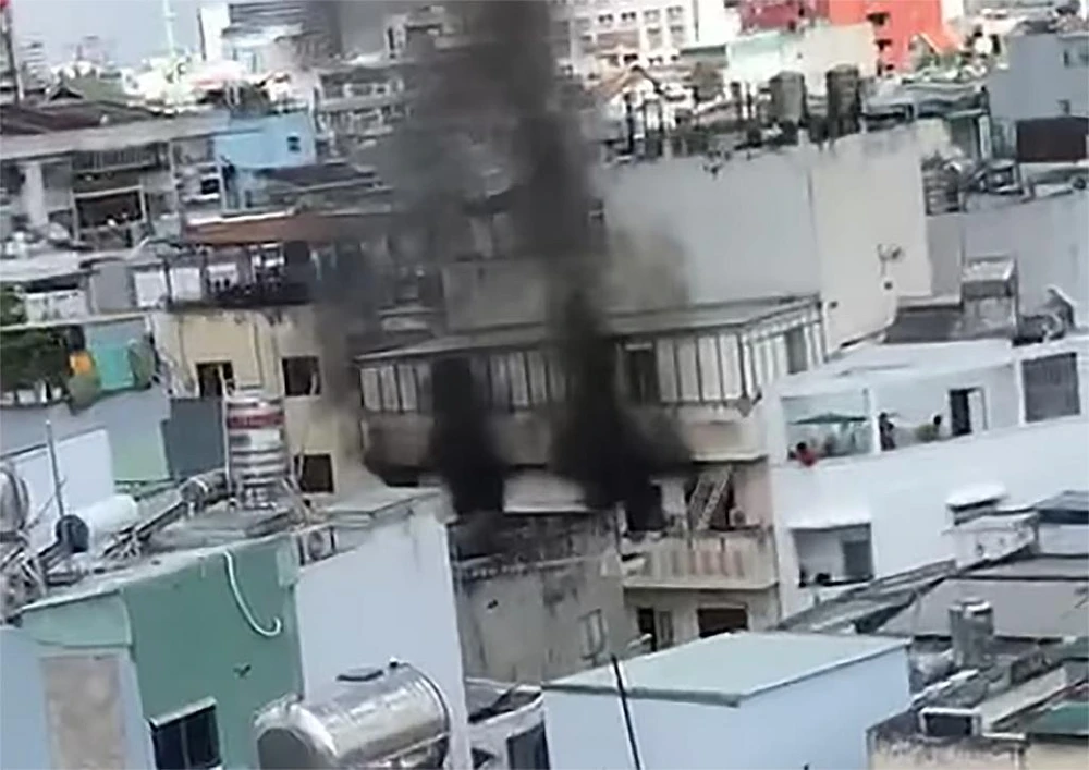 Khói đen bốc lên từ căn nhà đang cháy. Ảnh: NY Khói đen bốc lên từ căn nhà đang cháy. Ảnh: NY