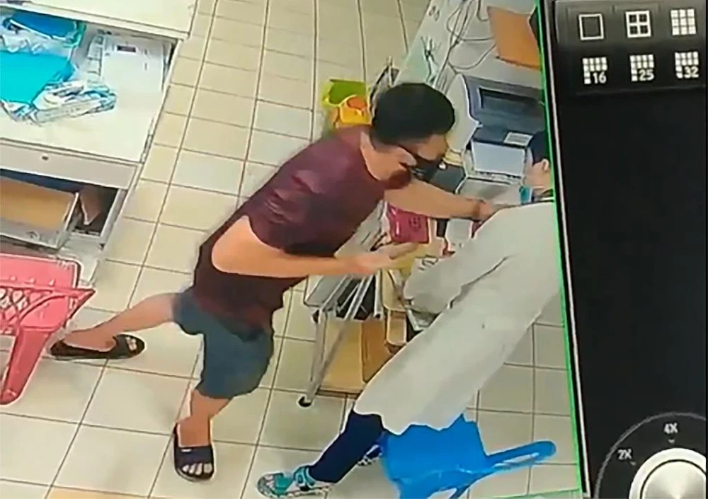 Hình ảnh bác sĩ T bị Bảo bóp cổ được camera an ninh bệnh viện ghi lại. Ảnh cắt từ clip