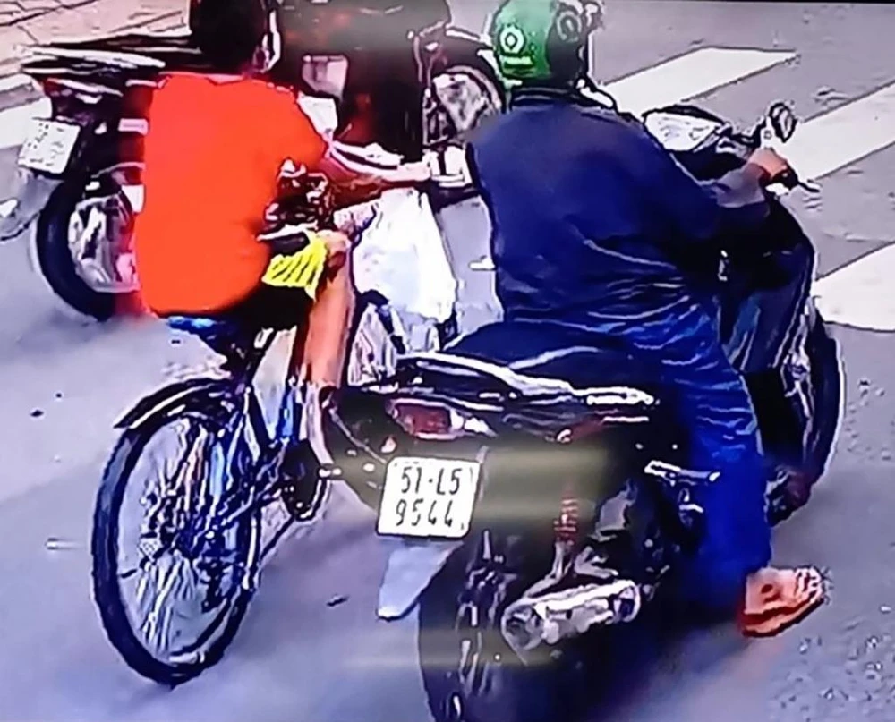 Hình ảnh Loan tiếp cận nạn nhân bị camera ghi lại. Ảnh cắt từ clip Hình ảnh Loan tiếp cận nạn nhân bị camera ghi lại. Ảnh cắt từ clip