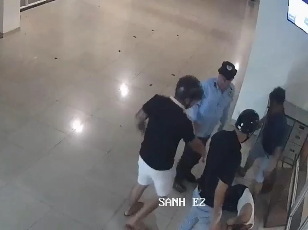 Nhóm 3 thanh niên áo đen tấn công ca sĩ Chế Phi. Ảnh cắt từ clip Nhóm 3 thanh niên áo đen tấn công ca sĩ Chế Phi. Ảnh cắt từ clip