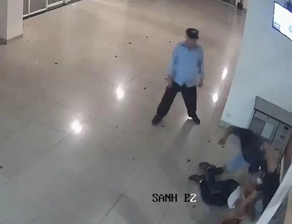 Tiếp tục tấn công vào đầu khi nam ca sĩ nằm bất động. Ảnh cắt từ clip Tiếp tục tấn công vào đầu khi nam ca sĩ nằm bất động. Ảnh cắt từ clip