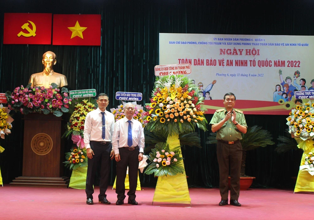Công an TP.HCM chúc mừng phường 6, quận 4 đạt nhiều thành tích trong xây dựng phong trào Toàn dân bảo vệ an ninh tổ quốc. Ảnh: NGUYỄN YÊN Công an TP.HCM chúc mừng phường 6, quận 4 đạt nhiều thành tích trong xây dựng phong trào Toàn dân bảo vệ an ninh tổ quốc. Ảnh: NGUYỄN YÊN