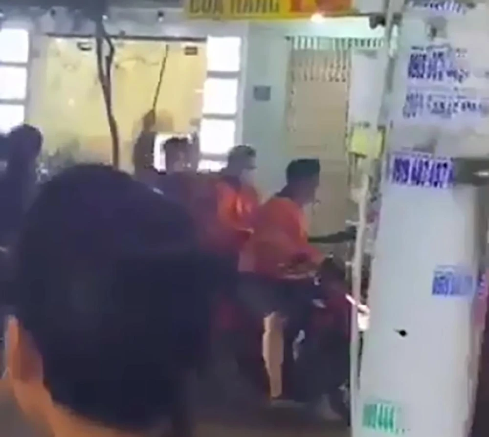 Nhóm thanh niên mang hung khí chở nhau đến trước quán bar gây náo loạn. Ảnh: HT