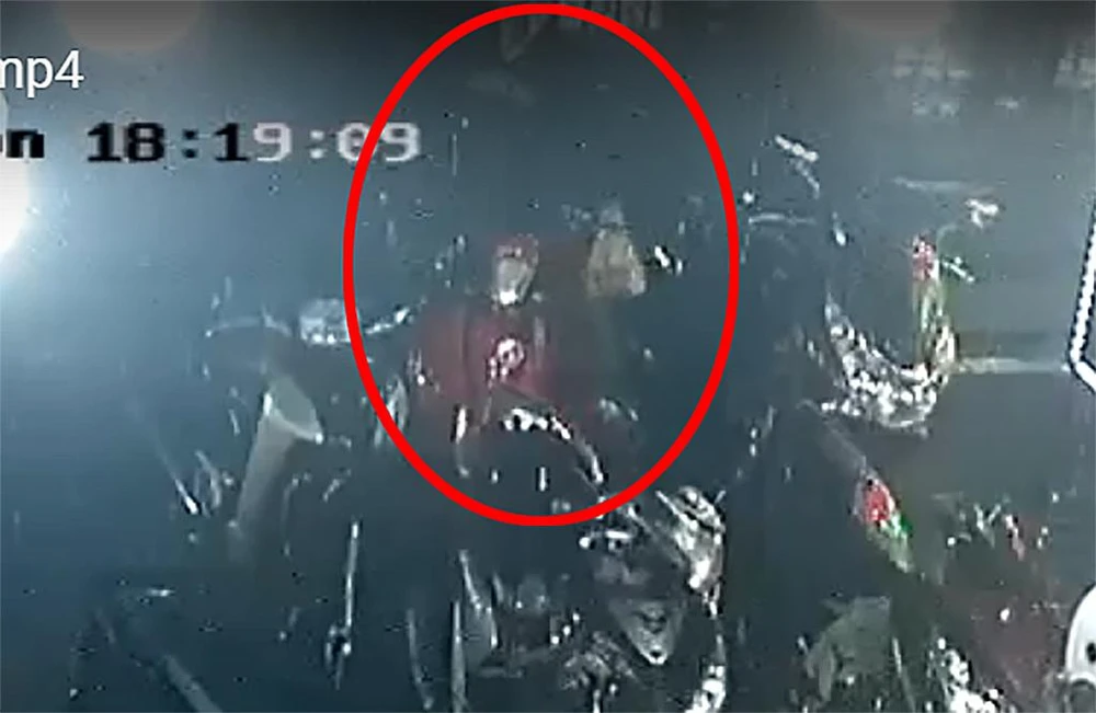 Hình ảnh thanh niên lấy xe máy điện của chủ quán. Ảnh cắt từ clip Hình ảnh thanh niên lấy xe máy điện của chủ quán. Ảnh cắt từ clip