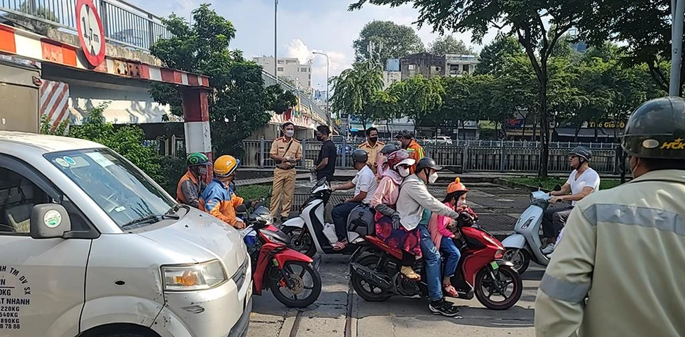 Lực lượng chức năng xử lý hiện trường. Ảnh: ĐC