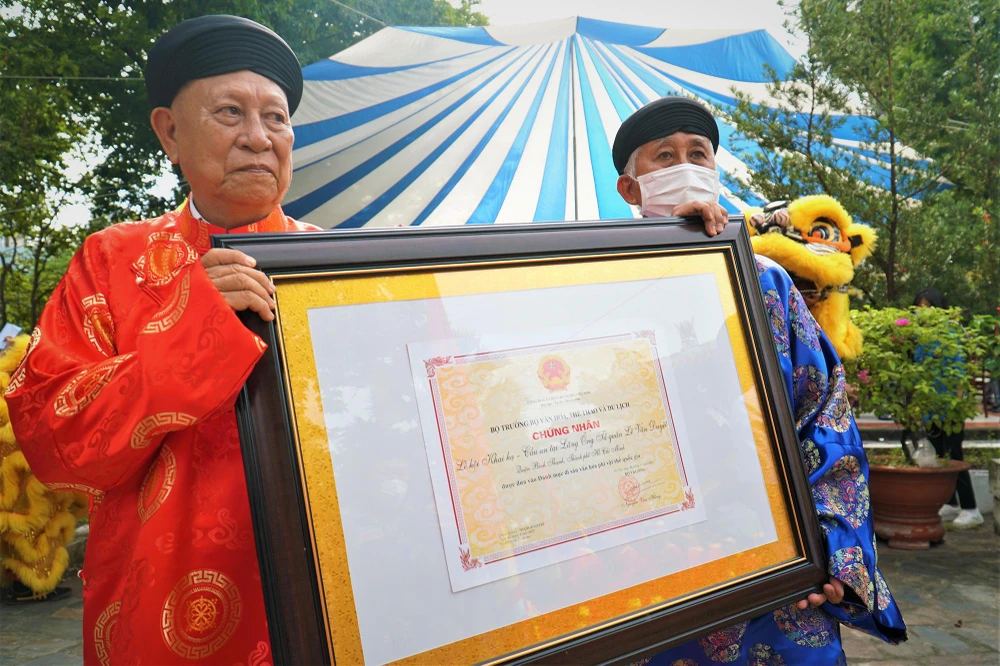 Chứng nhận di sản văn hóa được trao cho Lễ hội Khai Hạ - Cầu An” được tổ chức hằng năm tại lăng Đức Tả quân Lê Văn Duyệt. Ảnh: BẢO PHƯƠNG