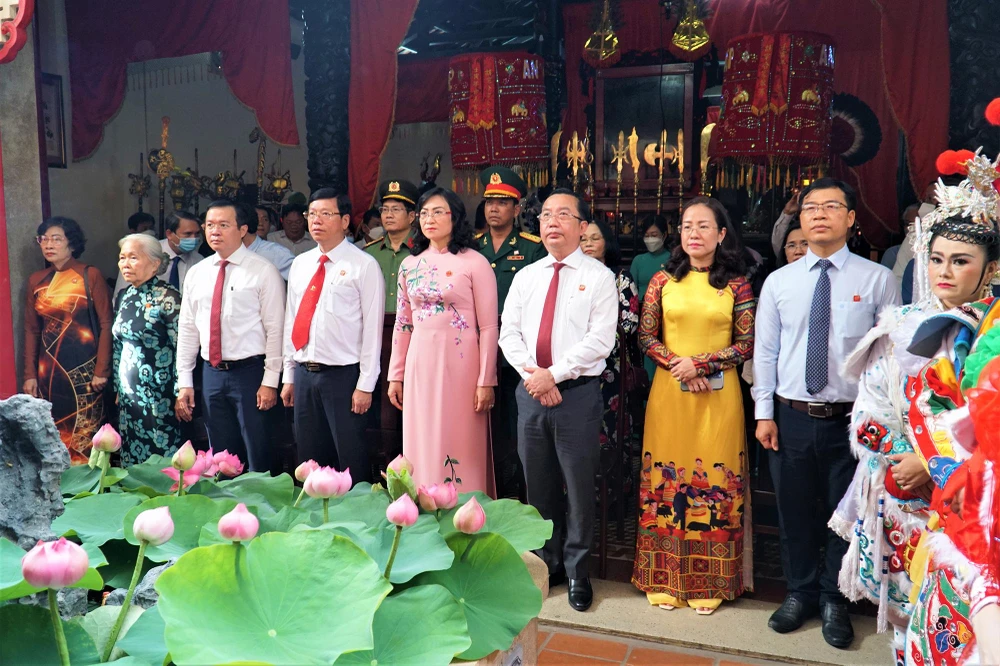 Lãnh đạo TP.HCM và quận Bình Thạnh dâng hương tại khu di tích. Ảnh: BẢO PHƯƠNG