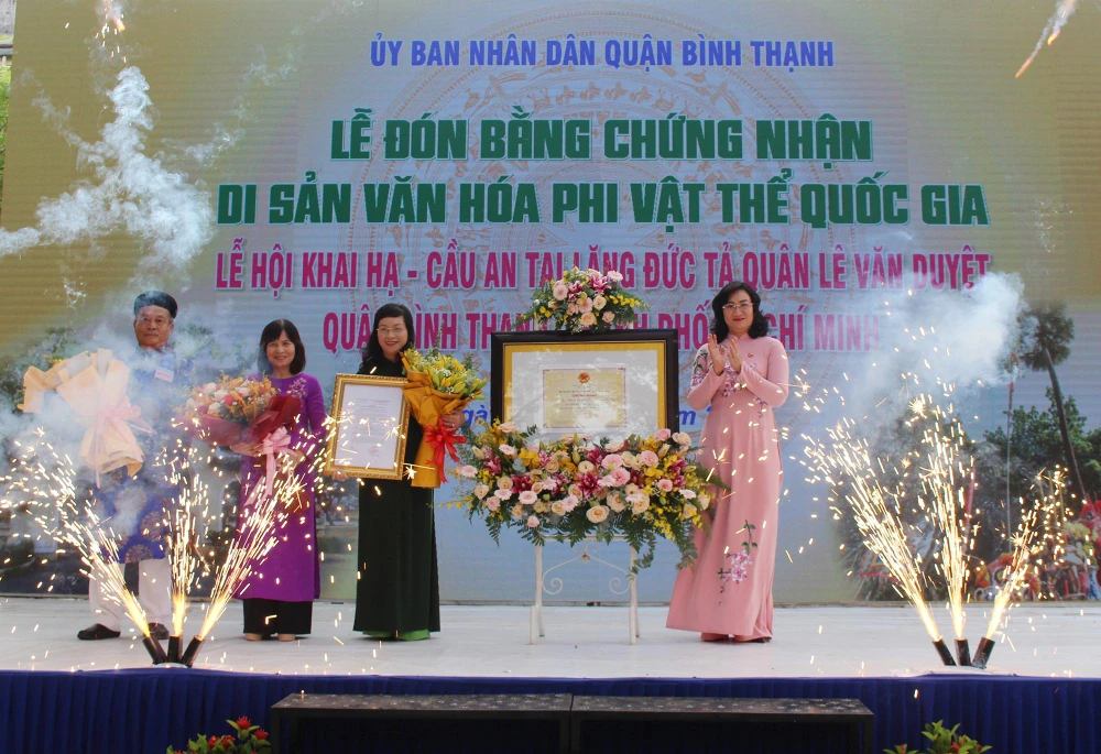 Phó Chủ tịch UBND TP.HCM đại diện trao bằng chứng nhận cho ban quản lý di tích lăng. Ảnh: NGUYỄN YÊN