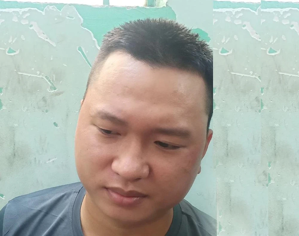 Hùng tại cơ quan công an. Ảnh: ĐC