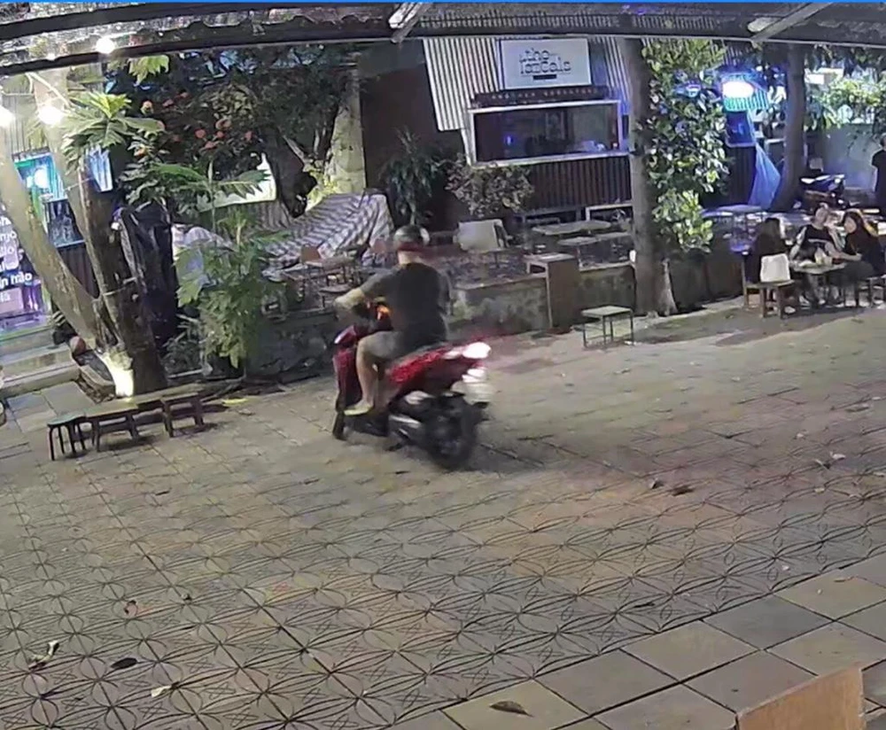 Hùng quay xe chuẩn bị ra tay với nạn nhân. Ảnh cắt từ clip