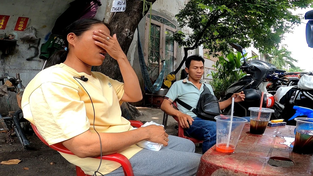 Mẹ bé D. khóc lóc vì lo lắng cho con gái. Ảnh: TÂN YÊN