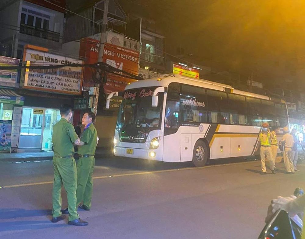 Lực lượng chức năng có mặt tại hiện trường tai nạn. Ảnh: ĐC