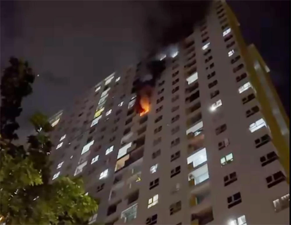 Ngọn lửa lớn từ căn hộ chung cư. Ảnh: ĐC Ngọn lửa lớn từ căn hộ chung cư. Ảnh: ĐC