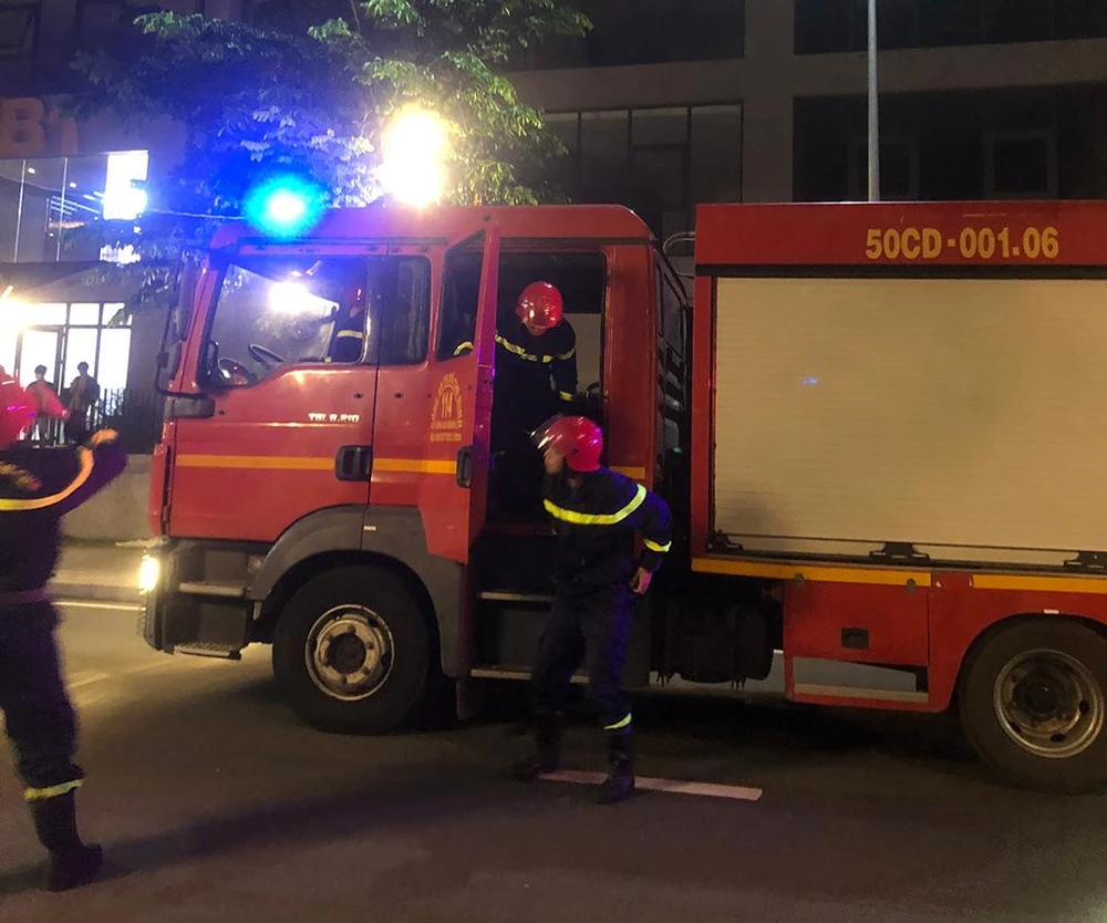 Cảnh sát PCCC có mặt tại hiện trường. Ảnh: ĐC