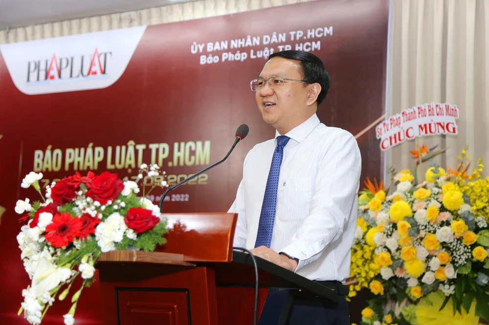 Giám đốc Sở TT&amp;TT TP.HCM Lâm Đinh Thắng ghi nhận những đóng góp của báo Pháp Luật TP.HCM trong tạo cầu nối giữa người dân và chính quyền TP. Ảnh: HOÀNG GIANG