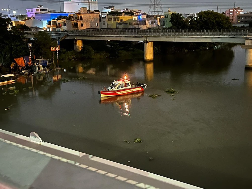 Cảnh sát tổ chức tìm kiếm nạn nhân. Ảnh: ĐC