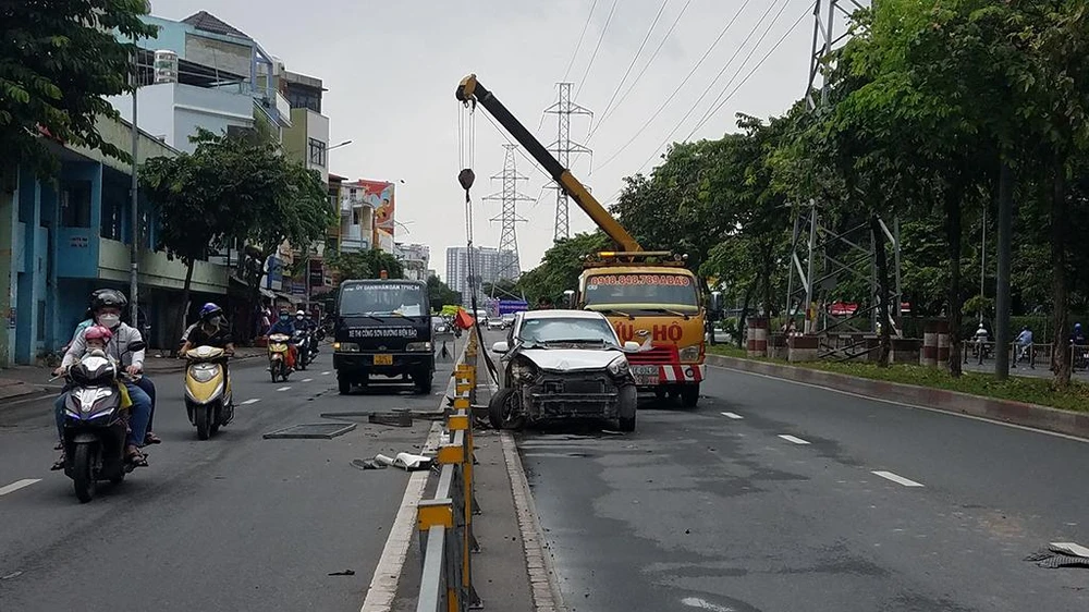 Lực lượng chức năng xử lý hiện trường tai nạn. Ảnh: ĐC