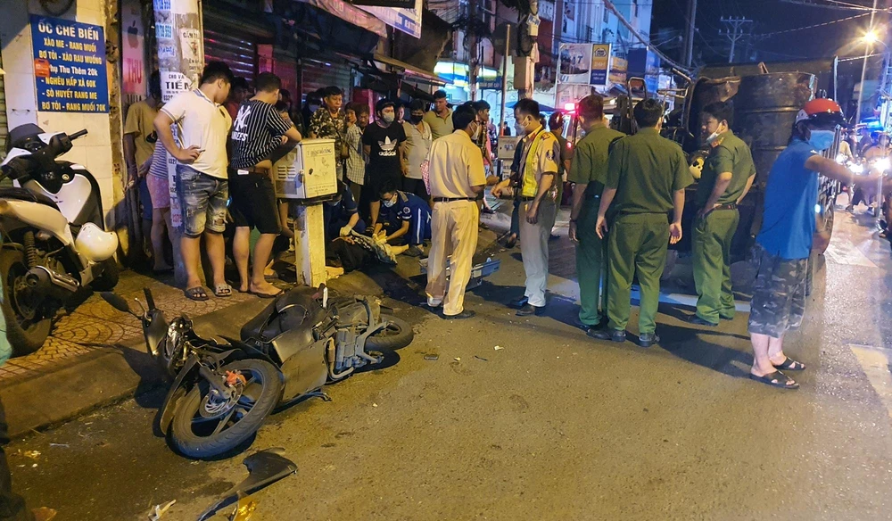 Lực lượng chức năng sơ cứu nạn nhân sau tai nạn. Ảnh: NGUYỄN YÊN