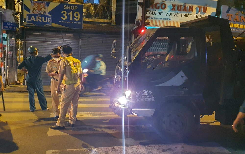 CSGT xử lý hiện trường vụ tai nạn. Ảnh: NGUYỄN YÊN