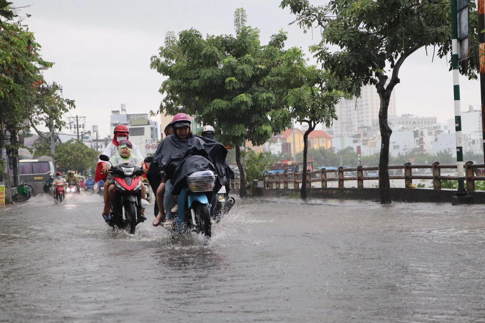 Một đoạn đường Trần Xuân Soạn (quận 7) ngập trong nước. Ảnh: ĐC