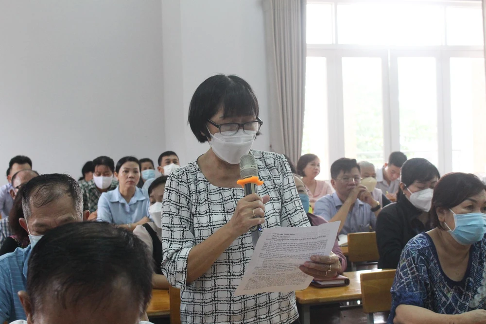 Cử tri Vũ Thị Kim Anh nêu ý kiến tại buổi tiếp xúc. Ảnh: NGUYỄN YÊN