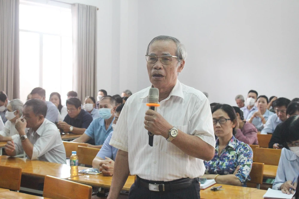 Cử tri Lâm Như Quyền nêu ý kiến tại buổi tiếp xúc. Ảnh: NGUYỄN YÊN