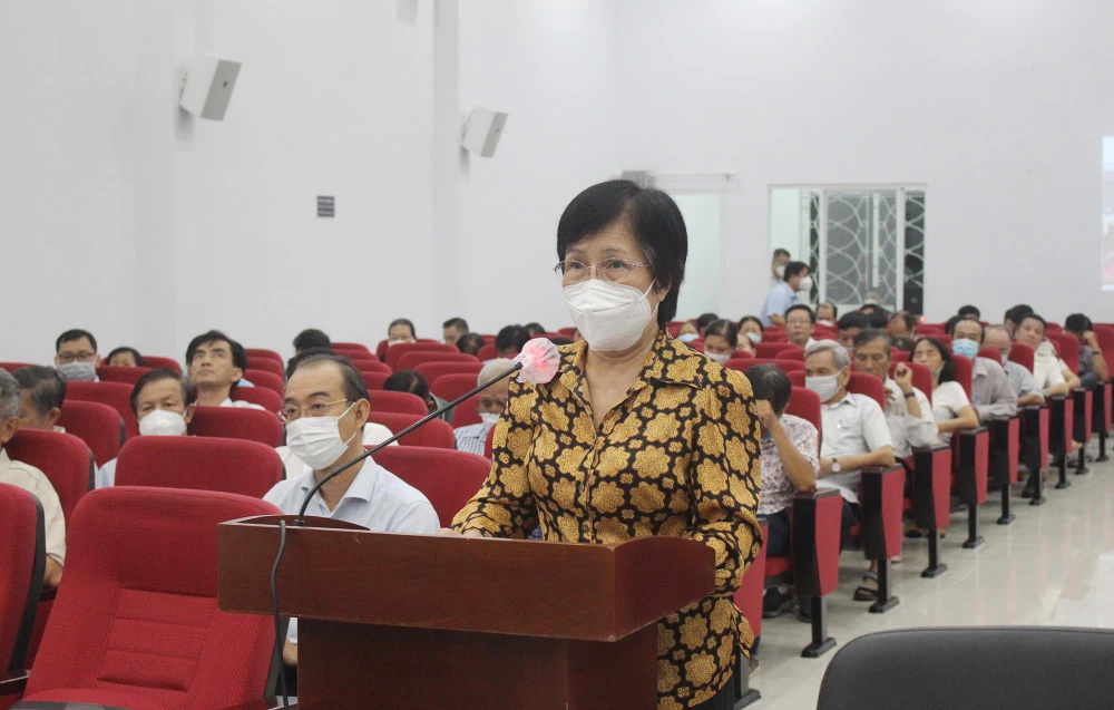 Cử tri Hoàng Thị Lợi (phường Bến Nghé) phát biểu tại buổi tiếp xúc. Ảnh: NGUYỄN YÊN