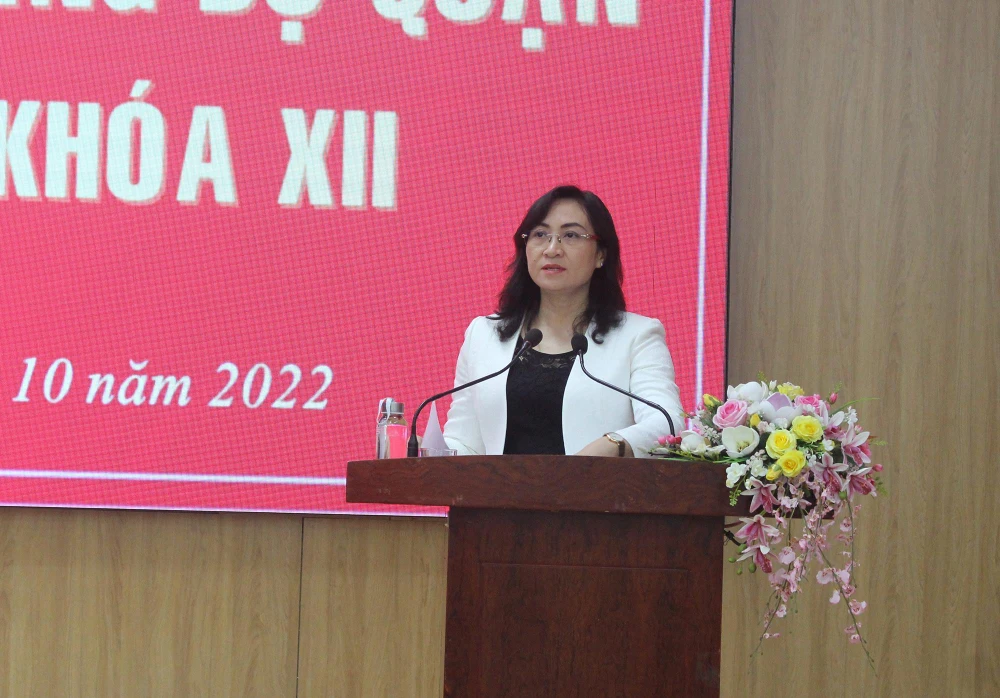 Bà Phan Thị Thắng ghi nhận những nỗ lực của quận Bình Thạnh trong công tác phòng chống dịch và đảm bảo an ninh trật tự trên địa bàn. Ảnh: NGUYỄN YÊN