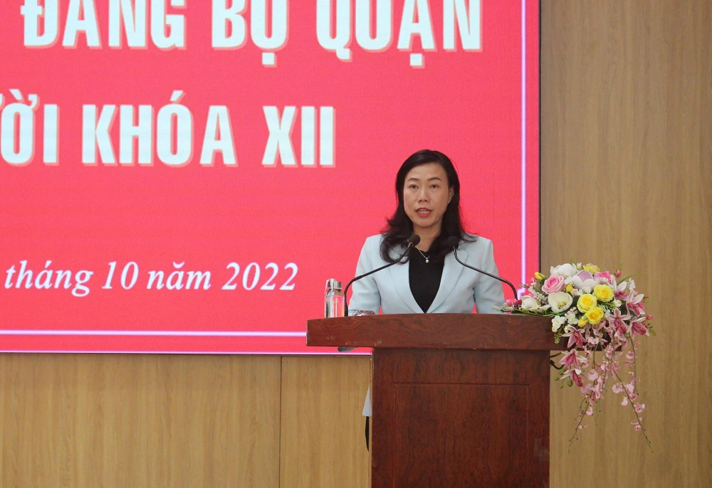 Phó Bí thư Thường trực Quận ủy Bình Thạnh thông tin về kết quả chín tháng đầu năm tại hội nghị. Ảnh: NGUYỄN YÊN