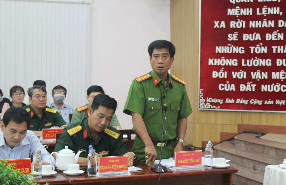 Đại tá Nguyễn Tiến Đạt báo cáo về tình hình PCCC trên địa bàn trong 9 tháng đầu năm tại hội nghị. Ảnh: NGUYỄN YÊN