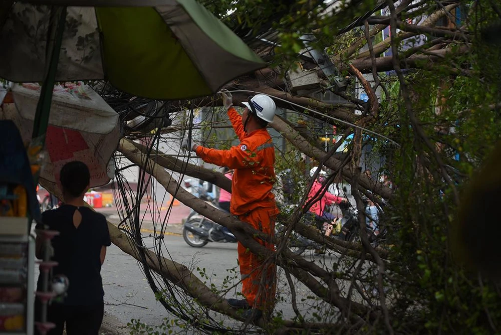 Nhân viên công ty điện lực xử lý sự cố. Ảnh: ĐC